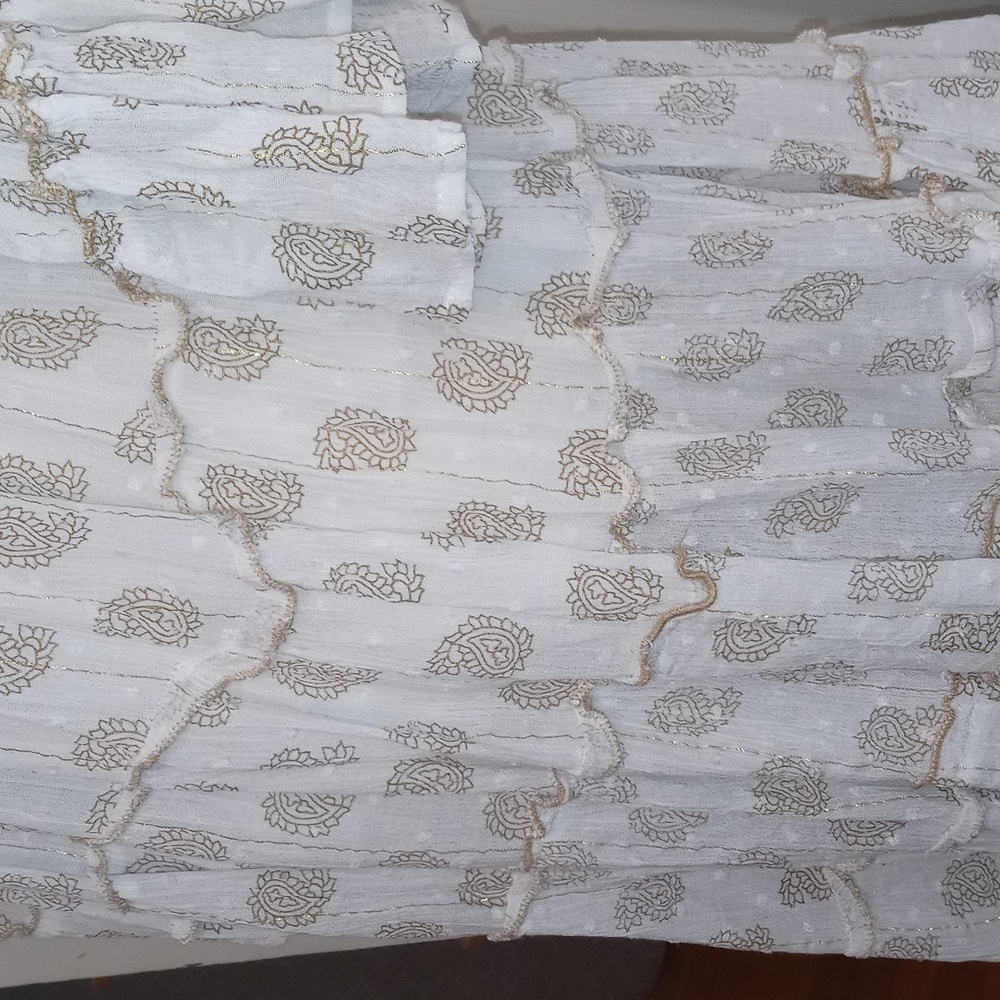 Feminine mini dress with gold threading - Picture 8 of 9